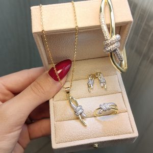 Parure عقدة الحب